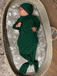 Baby knot gown and hat set in emerald#color_emerald